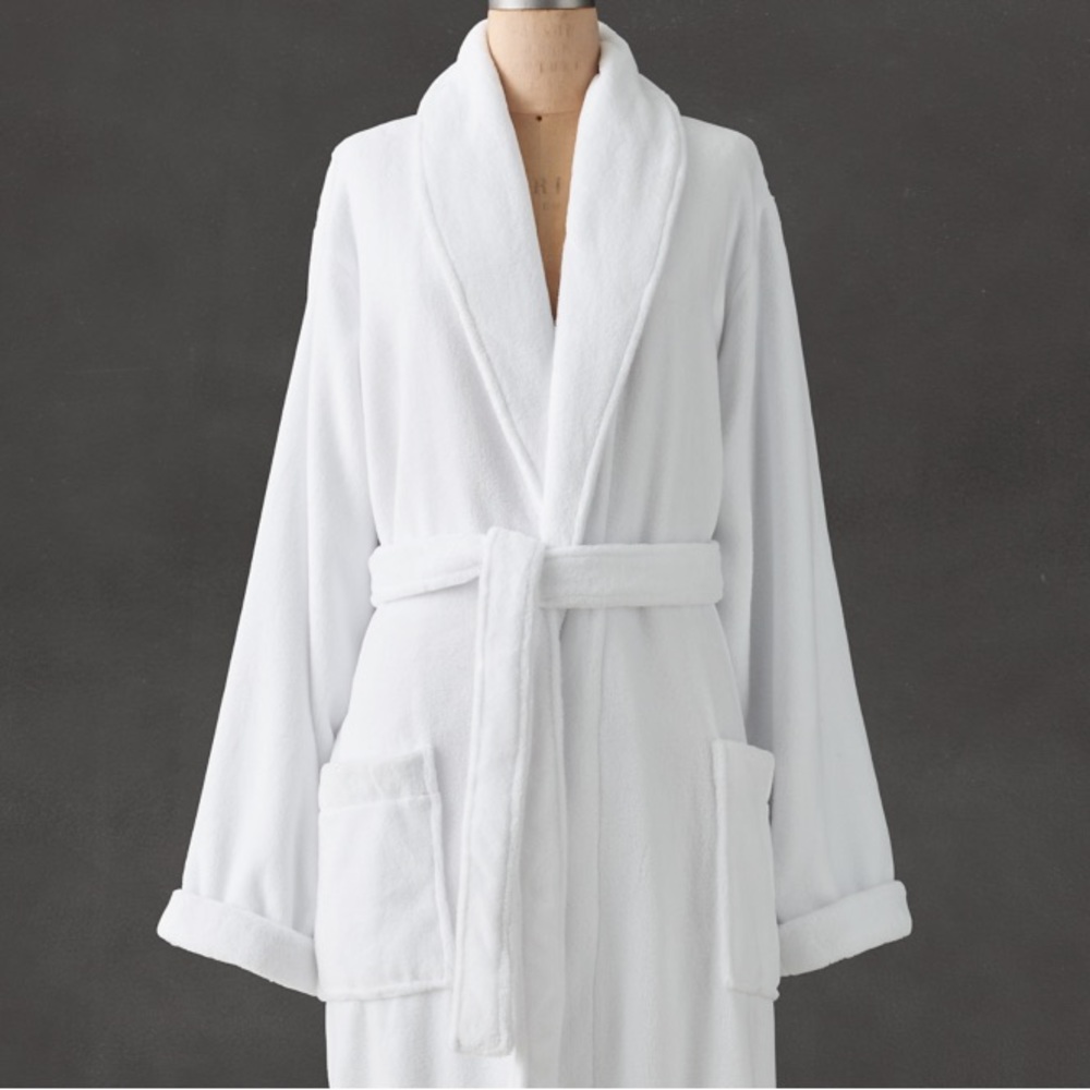RH women’s luxury plush long bathrobe. Size S.